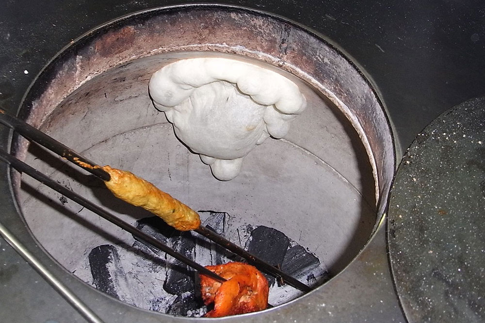 タンドールで焼くナン